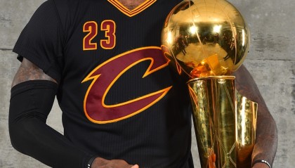 弗莱：詹姆斯把他16年总决赛抢七穿过的所有装备都打包收藏了