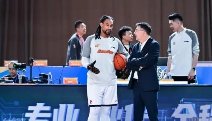 开云体育官网-杜锋一战引众怒！外援选择失败，防守大空，用人还一塌糊涂！