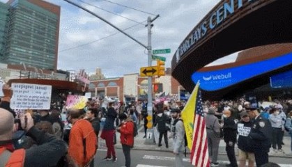 开云app官网下载问题-篮网主场首战涌现大批抗议者 人群高喊：支持欧文！